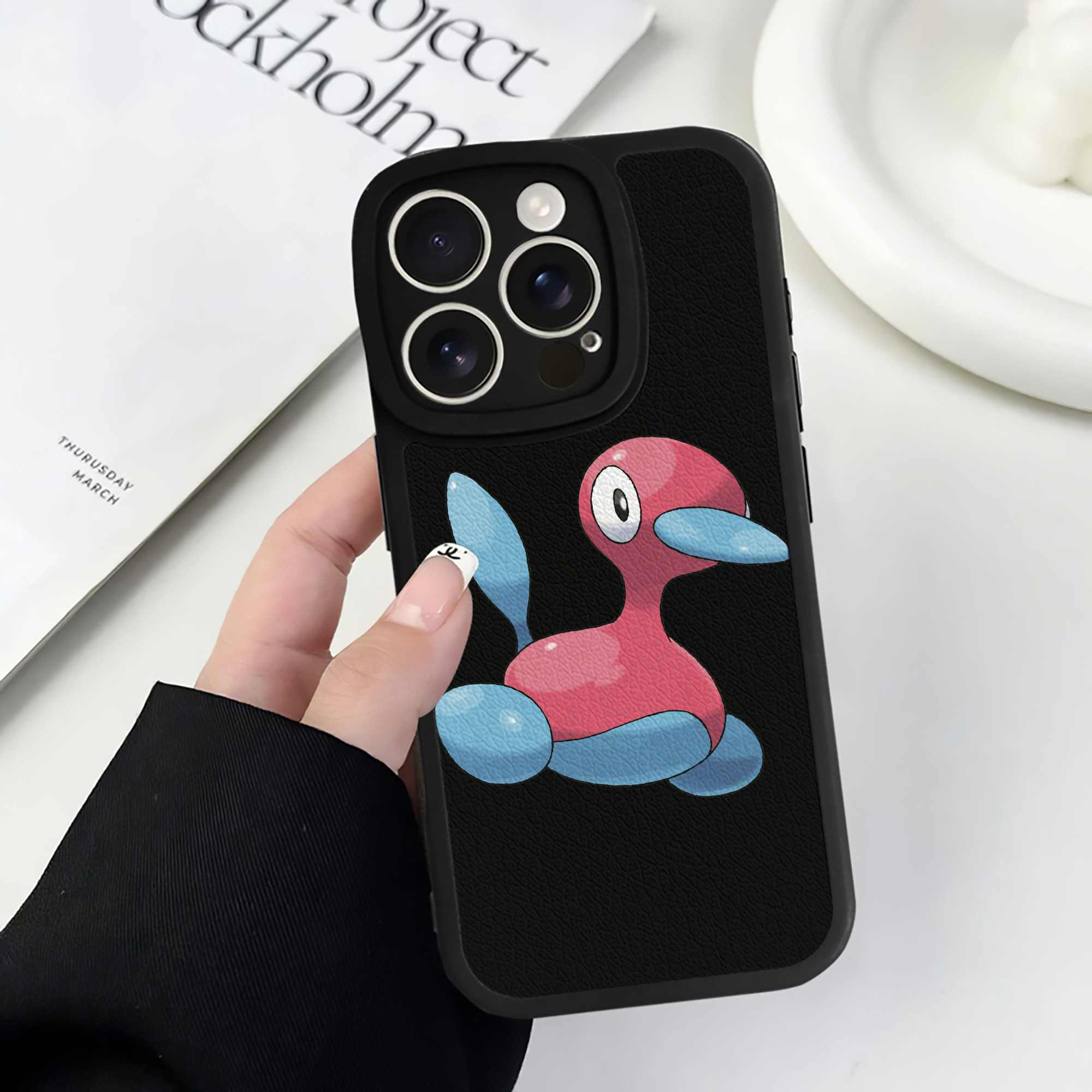 （画像用） ポケットモンスター Pokémon 【iPhone 16シリーズ対応】シリコンスマホケース（レザー調） 材質：シリコン